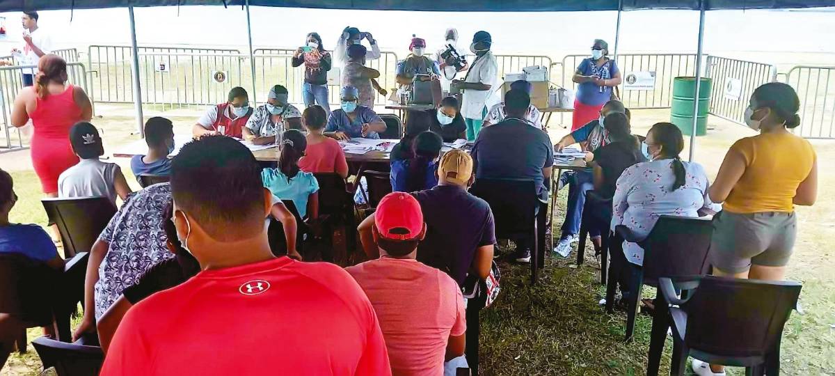 Hondureños se vacunan contra el covid-19 en destinos turísticos