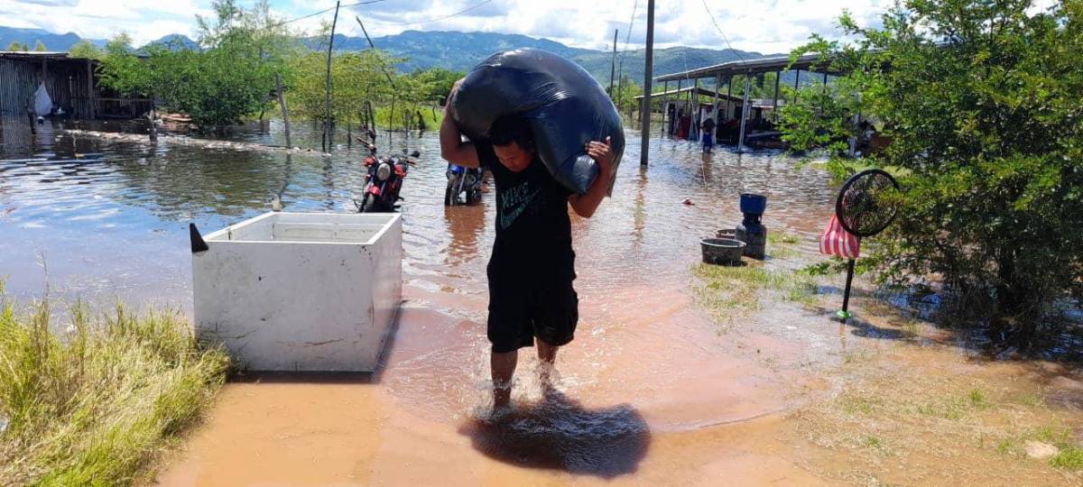 Dejan sus casas sin saber cuándo regresarán: tristes evacuaciones en el valle de Sula (FOTOS)