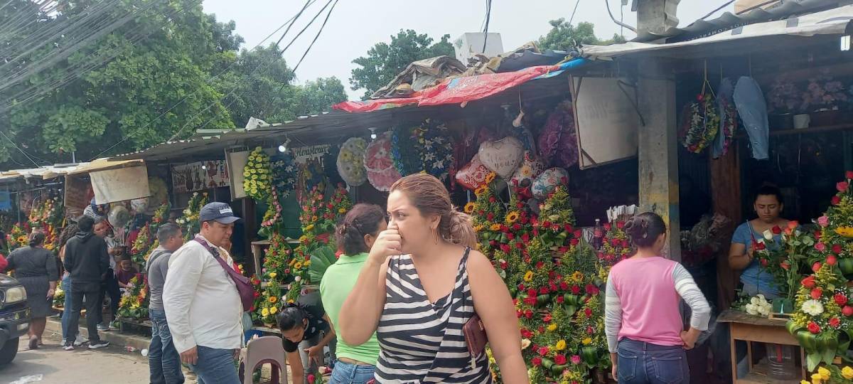 Sampedranos abarrotan el mercado Guamilito comprando flores para mamá