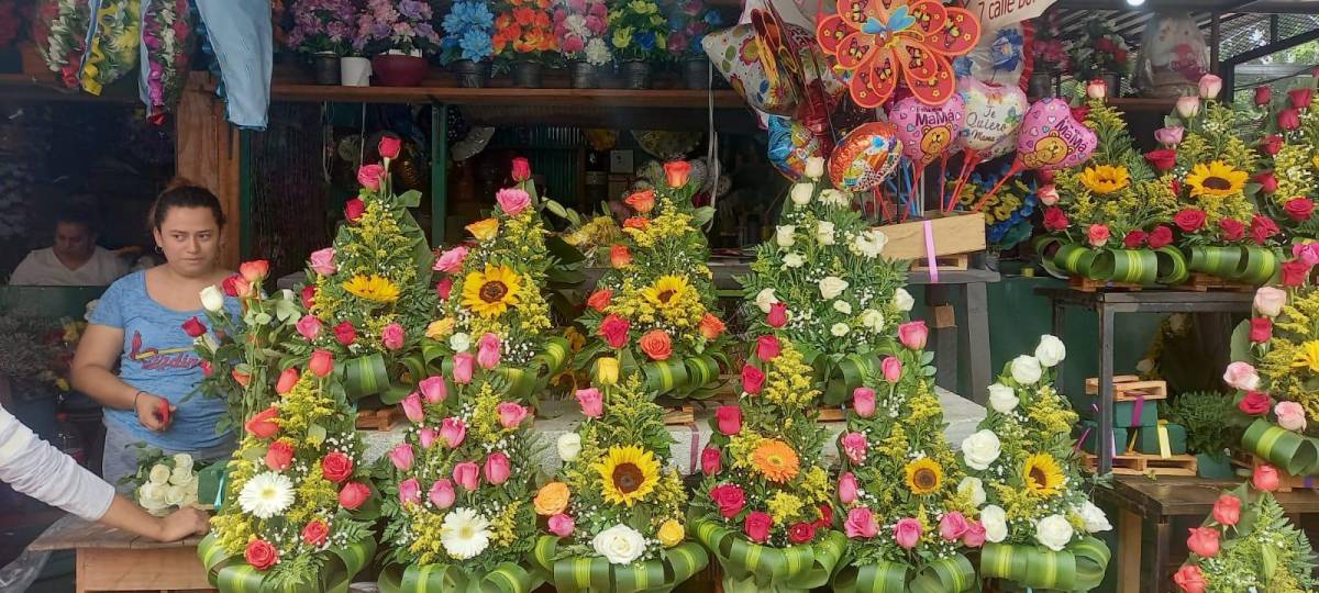 En San Pedro Sula, muchos han salido a comprar arreglos florales y otros regalos para sus madres. 