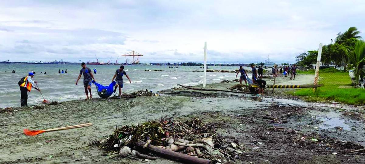 En Puerto Cortés los empleados retiraron los desechos sólidos.