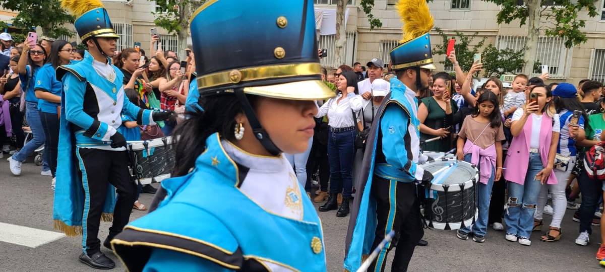 Los catrachos en España con sus celulares en mano recorrieron junto a la Banda del JTR las calles de Madrid celebrando los 202 años de Independencia de Honduras.