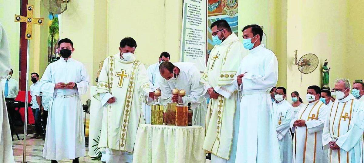 Monseñor Garachana pidió a los fieles orar por sus líderes religiosos.