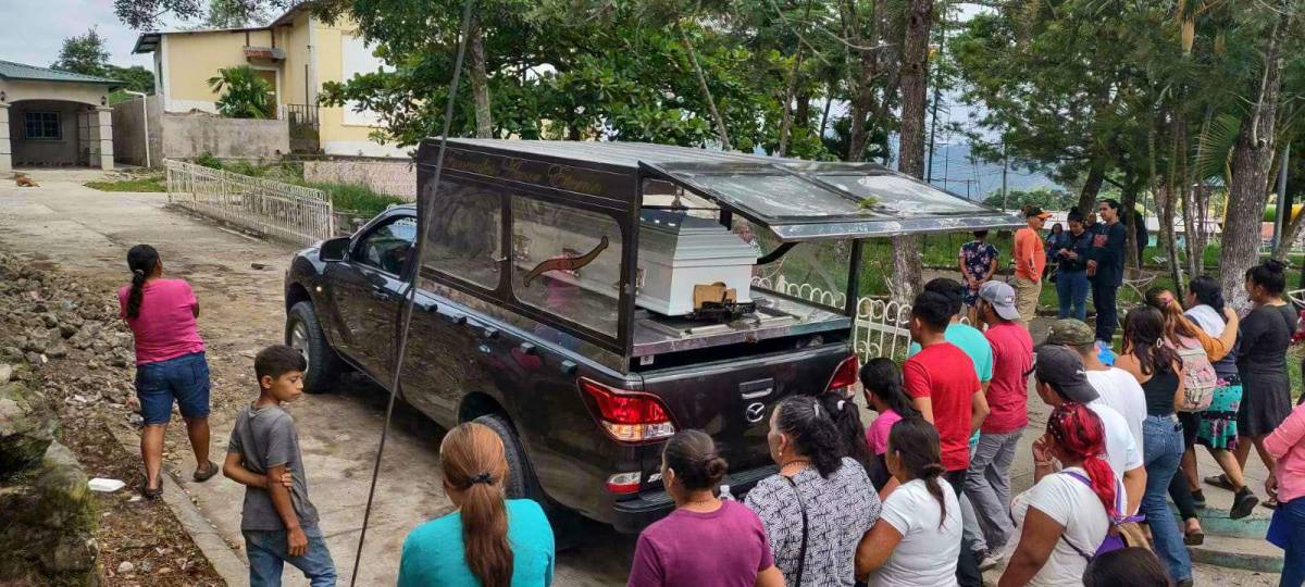 Parientes y amigos sepultaron los cuerpos de ocho hombres que perdieron la vida luego de una pavorosa explosión suscitada el 26 de octubre en Vivistorio, Copán.