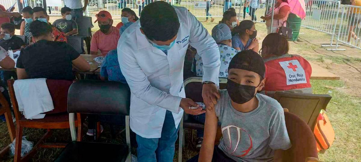 Hondureños se vacunan contra el covid-19 en destinos turísticos
