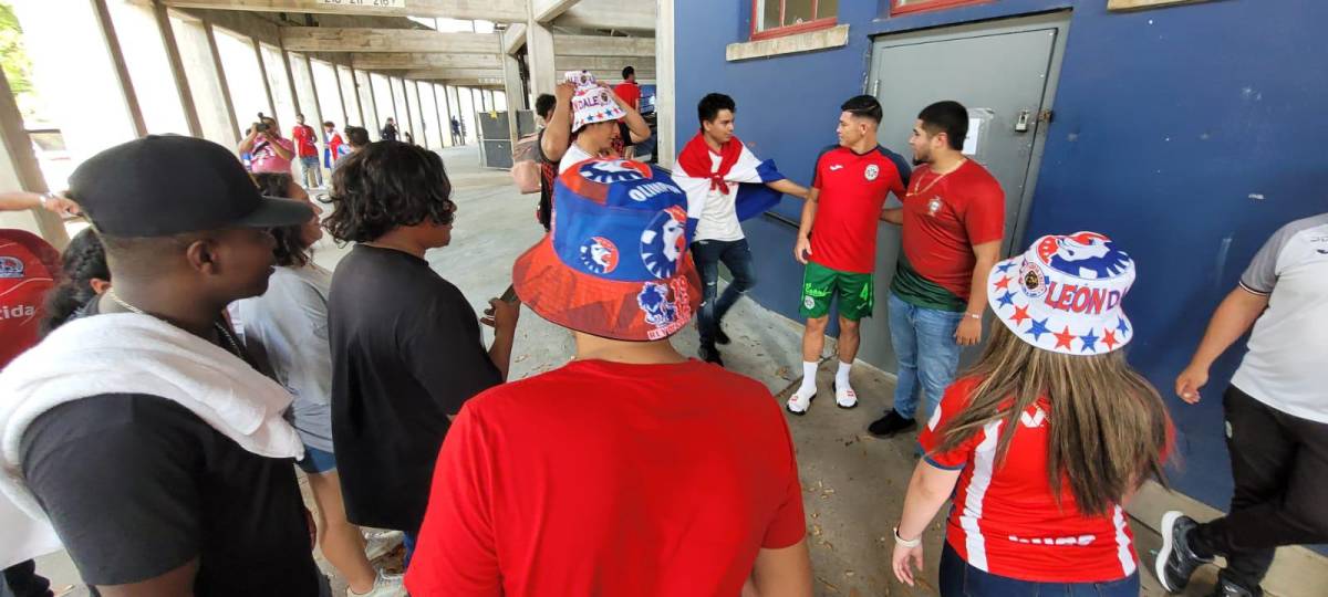 Francisco Chelito Martínez es el hombre del momento e inclusive aficionados del Olimpia le pidieron tomarse una fotografía .