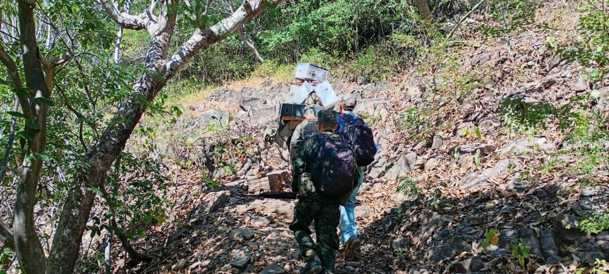 Fotos curiosas de cómo trasladan las maletas electorales a los rincones de Honduras
