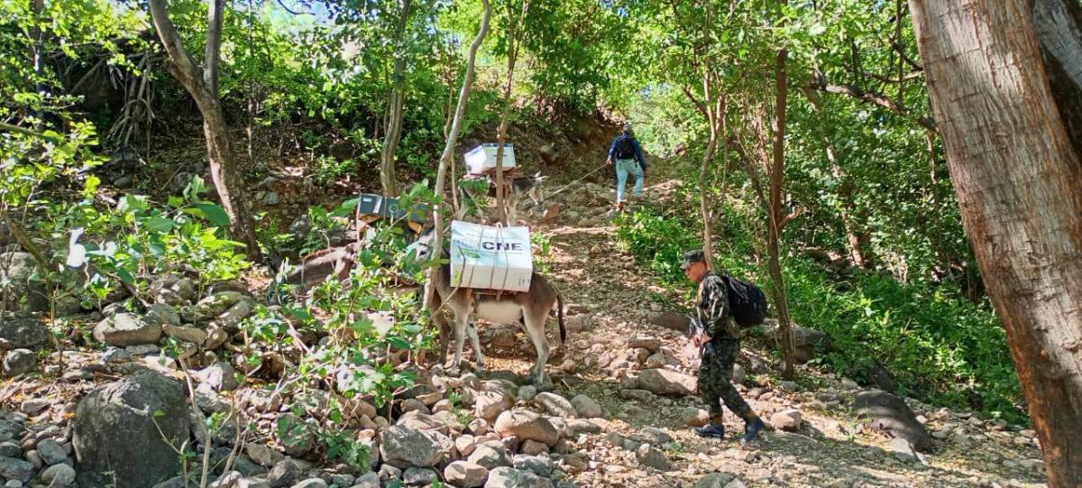 Fotos curiosas de cómo trasladan las maletas electorales a los rincones de Honduras