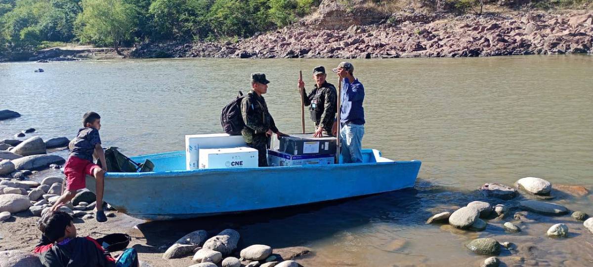 Fotos curiosas de cómo trasladan las maletas electorales a los rincones de Honduras