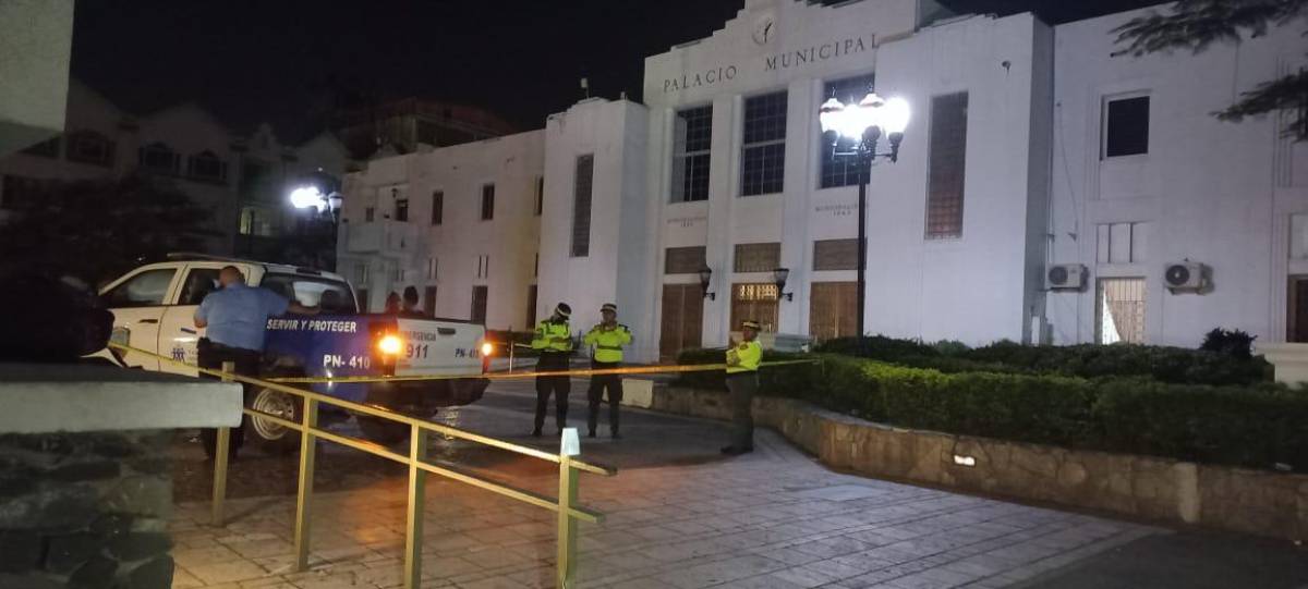 Posteriormente miembros de la Policía Nacional acordonaron la escena. 