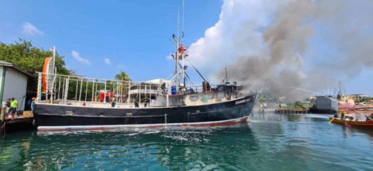 Mueren dos marinos tras explotar un barco cargado de combustible en Roatán