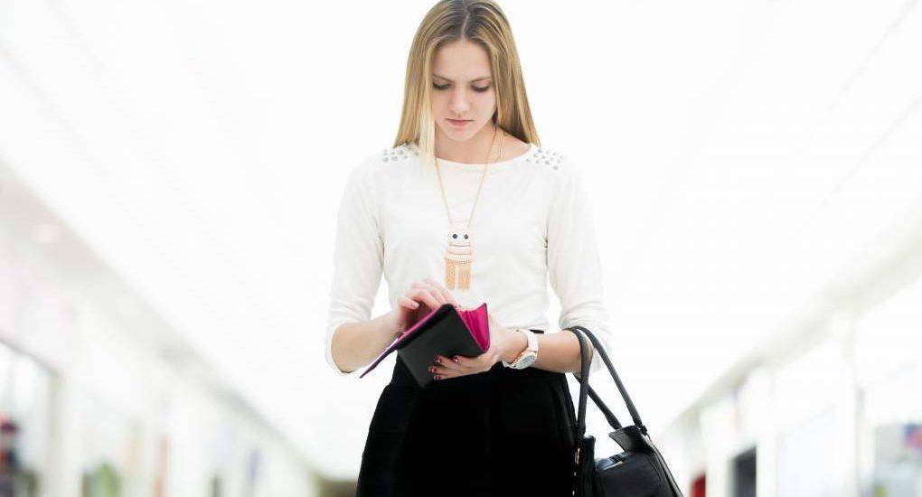 <b>No lleves todo lo valioso junto</b>El dinero, las llaves, las tarjetas y la documentación personal no deben estar juntas, sino que hay que distribuirlo en diferentes espacios (bolsillos, bolso, cartera...). En la medida de lo posible, al salir de casa hay que llevar encima solo lo imprescindible.