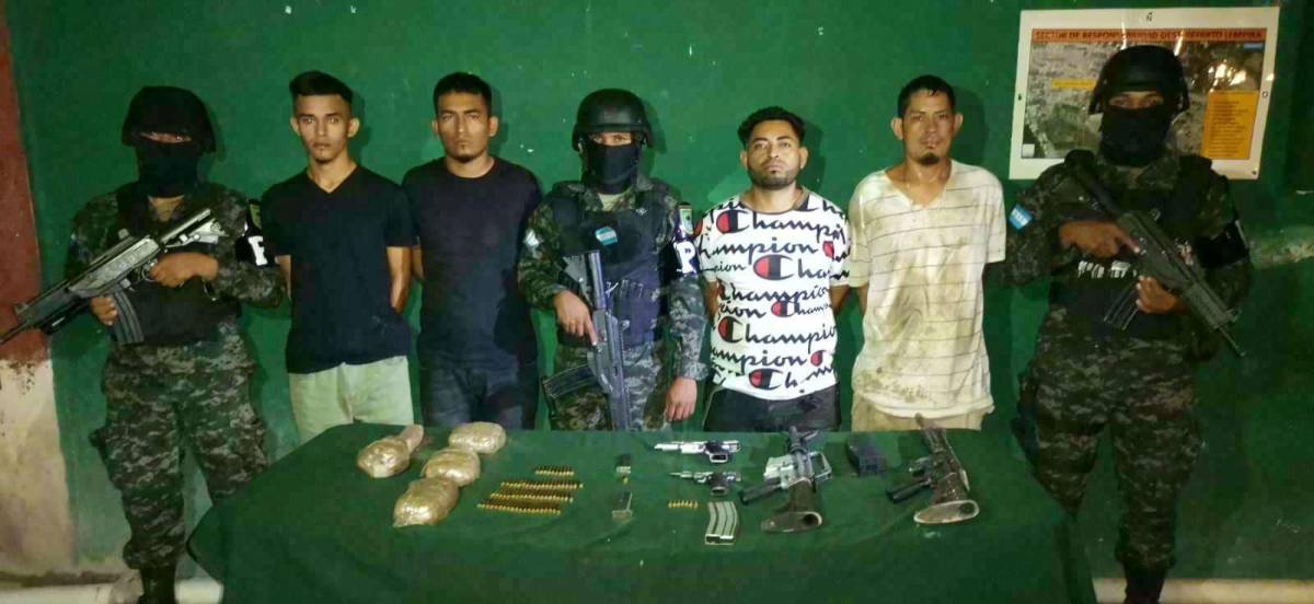 Caen cuatro supuestos pandilleros con droga, pistolas y dos AR-15