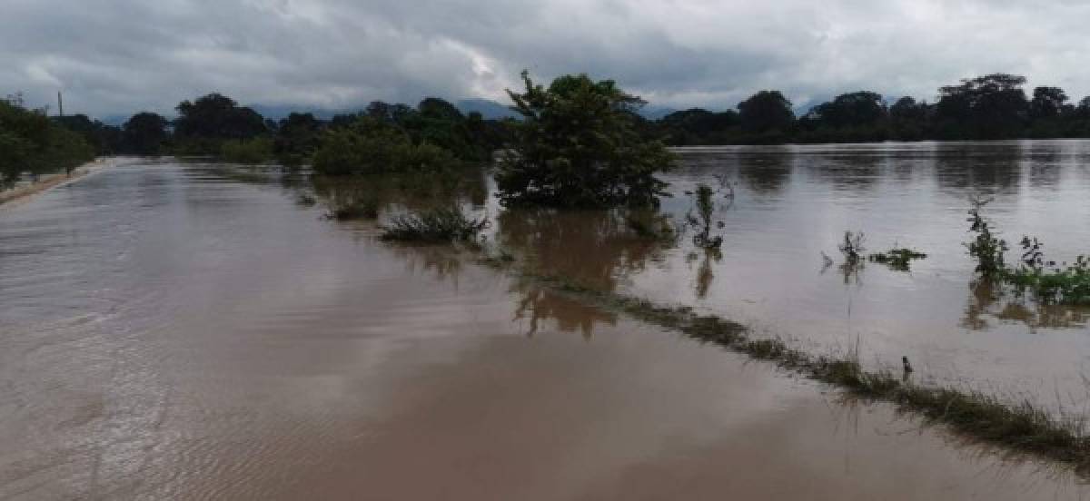 Las fuertes lluvias provocaron el desbordamiento del río Guayape en el departamento de Olancho.
