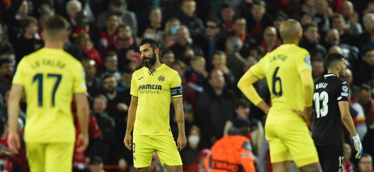 La decepción en la plantilla del Villarreal tras caer 2-0 en Anfield.