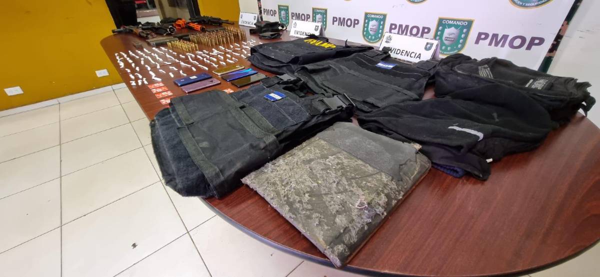 Chalecos antibalas con referencia de la FNAMP y el Ejército fueron decomisados.
