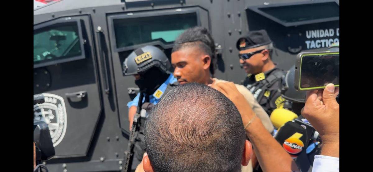 Así presumía sus armas Puñal, del cártel de El Diablo, acusado de matar a pastor en Yorito