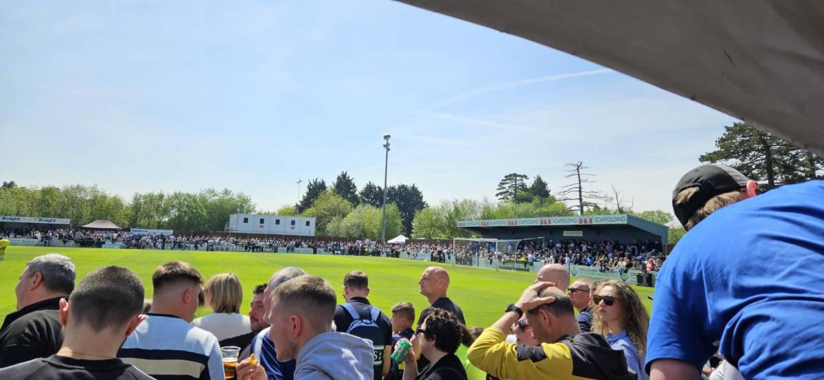 Miles de personas se volcaron a la cancha Bishop ‘s Stortford FC, que lució abarrotada y con el total de las entradas agotadas.