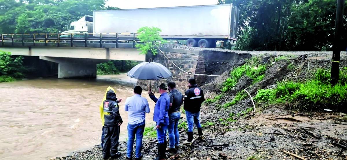 La lluvia que acompaña al segundo frente frío de la temporada cayó incesante durante 48 horas.