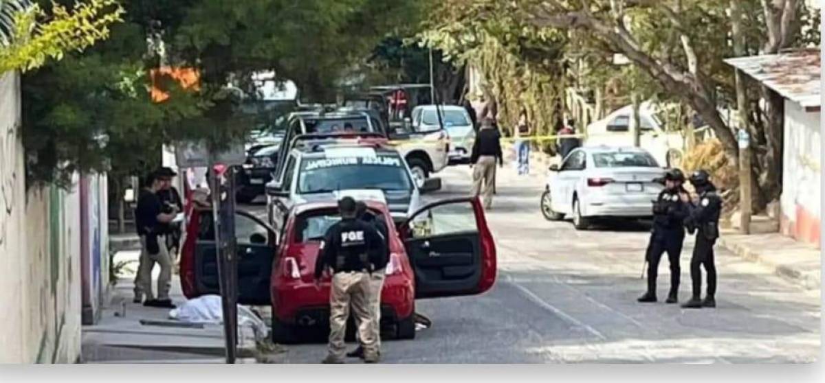 El cuerpo de la profesora quedó sobre el asfalto.