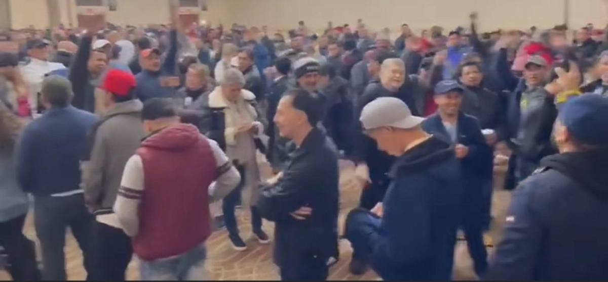 Salvadoreños corean Bukele en elecciones en Nueva Jersey, Estados Unidos.