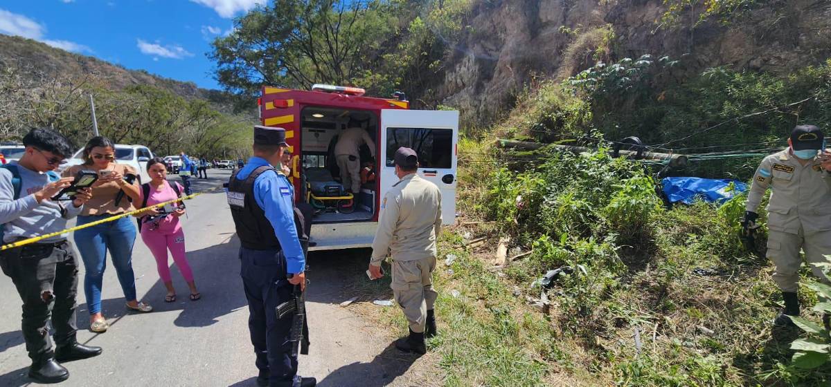 Identifican a agentes policiales muertos en choque entre bus y patrulla en Gracias, Lempira