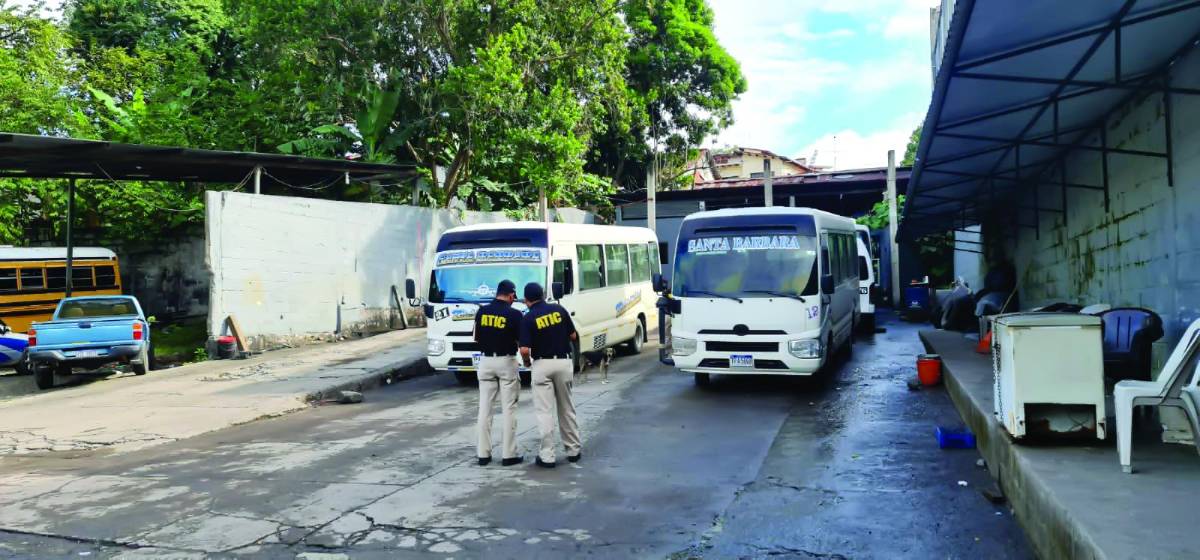 Más de un centenar de buses asegurados al padre de Claudia Noriega.