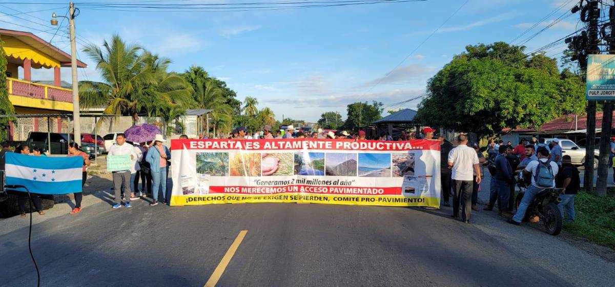 Pobladores de Esparta, Atlántida, se toman la CA-13; exigen pavimentación