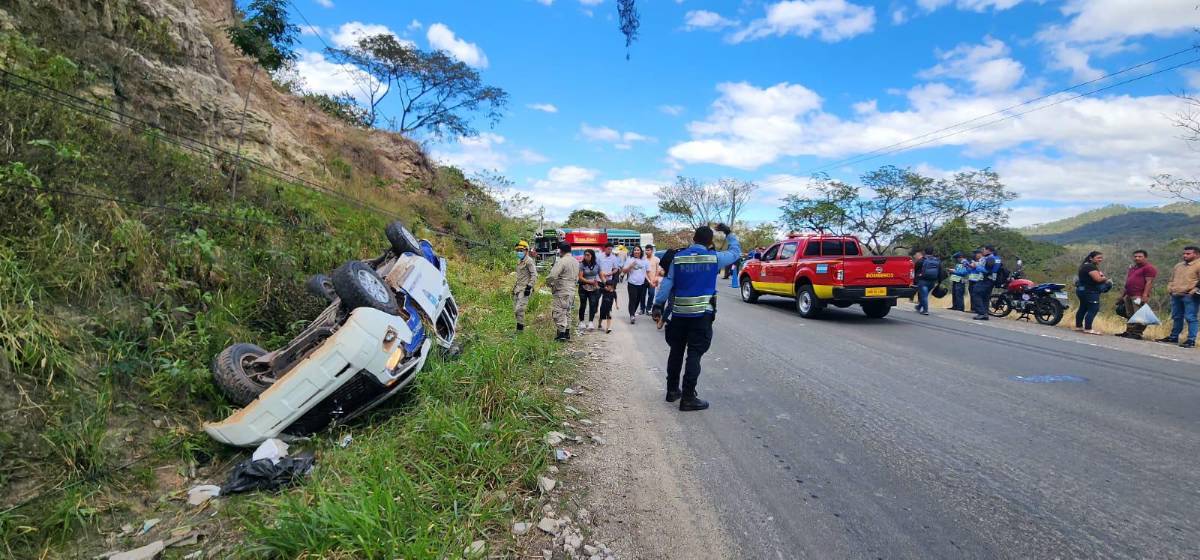 Identifican a agentes policiales muertos en choque entre bus y patrulla en Gracias, Lempira