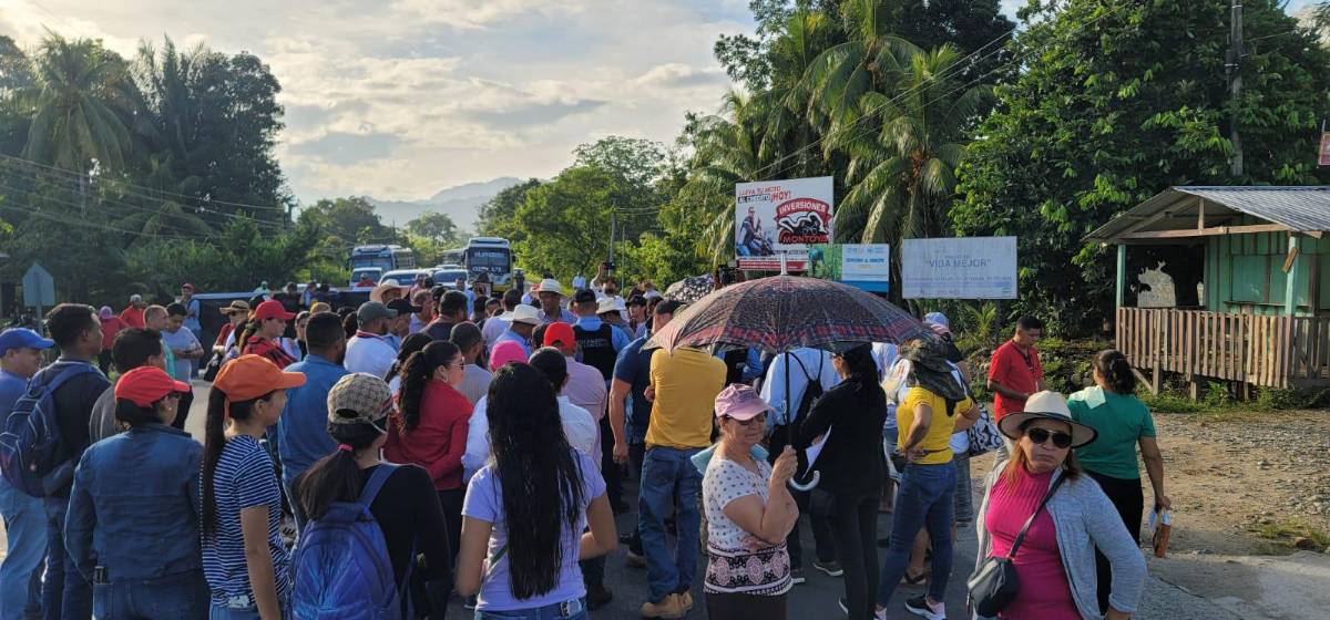 Jóvenes y adultos participaron en la protesta para exigir pavimentación.