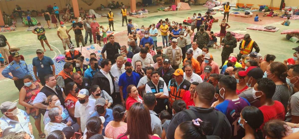 La presidenta ingresó al gimnasio municipal de La Lima, en donde la estaban esperando decenas de damnificados.