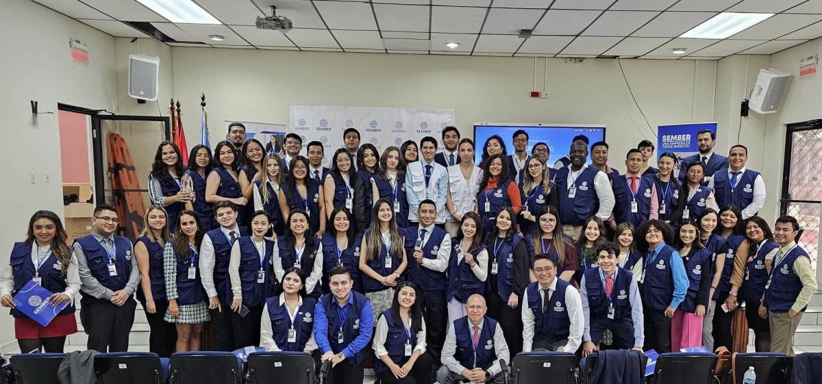 Jóvenes participan en jornada de diplomacia en El Salvador
