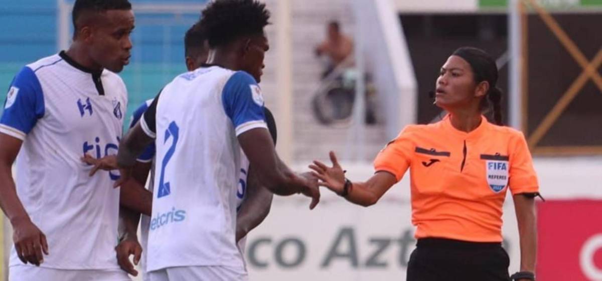 Comenzó como futbolista: La historia de Merlin Soto, la árbitra que debutó en la Liga Nacional de Honduras