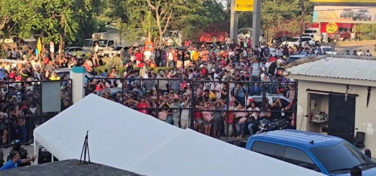 Alarmados y en tensión inversionistas vigilan oficinas de Koriun en Choloma