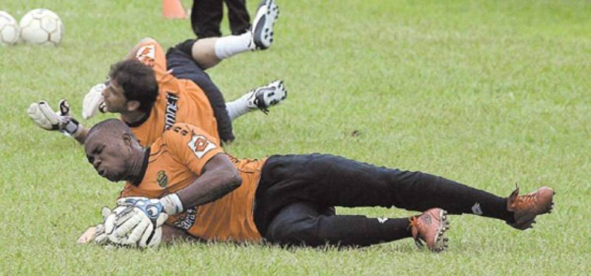 Jugador de Platense mata a compañero en riña por un lápiz<br/><br/><br/>Era julio de 2003, un jugador del fútbol hondureño mató un día jueves a su compañero de equipo al enzarzarse en una pelea tras una discusión acalorada.<br/><br/>El guardameta suplente del Platense, Robinson Tomás Meléndez, agredió al defensa central, Jorge Alberto Espinoza, ambos de 22 años.<br/><br/>Los dos futbolistas comenzaron a pelear cuando firmaban sus respectivos contratos de temporada, indicó a The Associated Press un portavoz de la policía, el inspector Elmer Varela.<br/><br/>'Meléndez negó un lápiz a Espinoza, quien por esa acción le reclamó en la oficina con fuerza a su compañero… y Espinoza necesitaba el lápiz para firmar su contrato', señaló Varela.<br/><br/>El portavoz subrayó que 'al salir de la oficina, Meléndez agredió de palabra a Espinoza y los dos hombres se fueron a los puños e intercambiaron varios golpes'.<br/><br/>'Al ser apartados por los otros jugadores de Platense, Espinoza se apoyó mareado en un automóvil estacionado en la calle y cayó muerto', dijo el vocero.<br/><br/>El directivo de Platense, Selim Canahuati, lamentó el incidente.<br/>