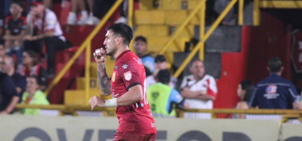 Ramiro Rocca marcó un doblete en el empate 2-2 ante Alajuelense.