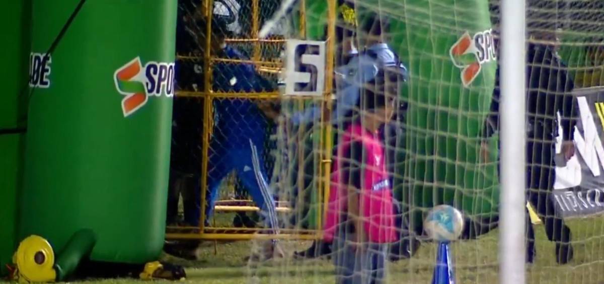 Olimpia da golpe al Choloma, 'intruso' se mete en pleno partido y Tiktoker cautiva