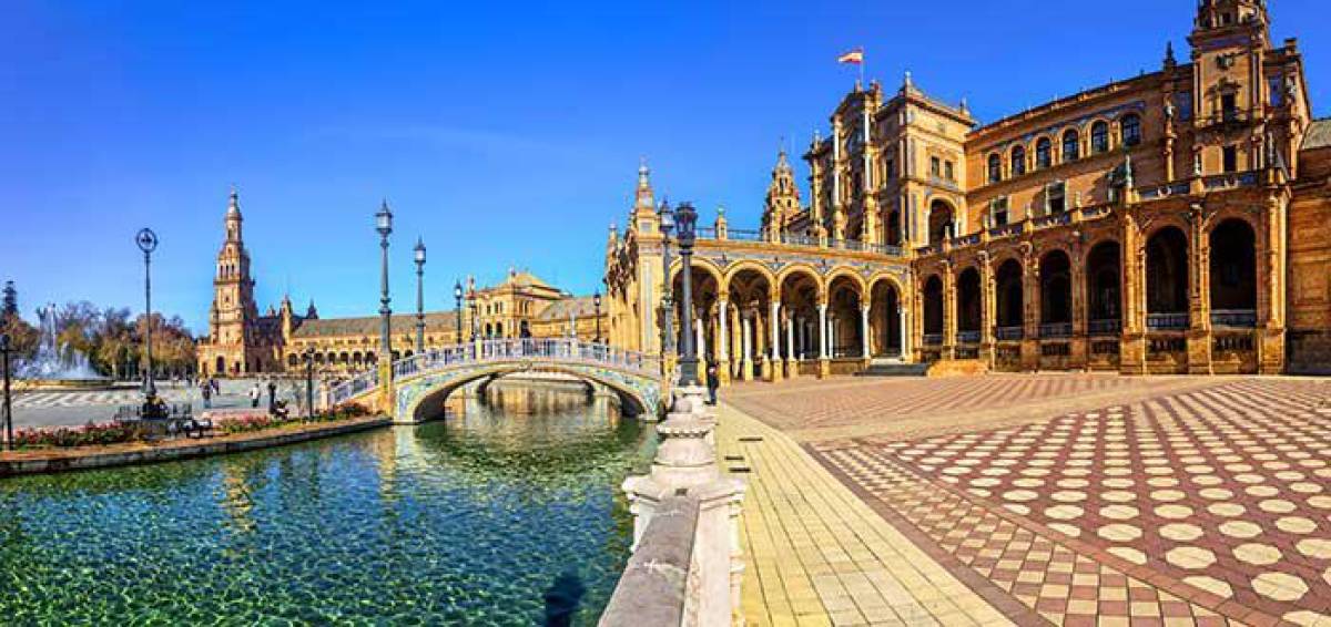 Sevilla, España es otra de las ciudades más bonitas del mundo. Sus calles conjugan el aroma del casco histórico, representado por importantes monumentos declarados como Patrimonio de la Humanidad, y la alegre atmósfera que se percibe en los barrios populares.