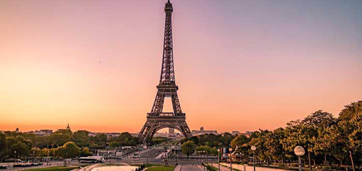 La mágica ciudad de las luces es una de las ciudades más bonitas del mundo. París, la Ciudad del Amor, es la capital francesa y uno de los sitios más famosos del mundo por su arquitectura, su gente y sus calles que exhalan arte y cultura. 