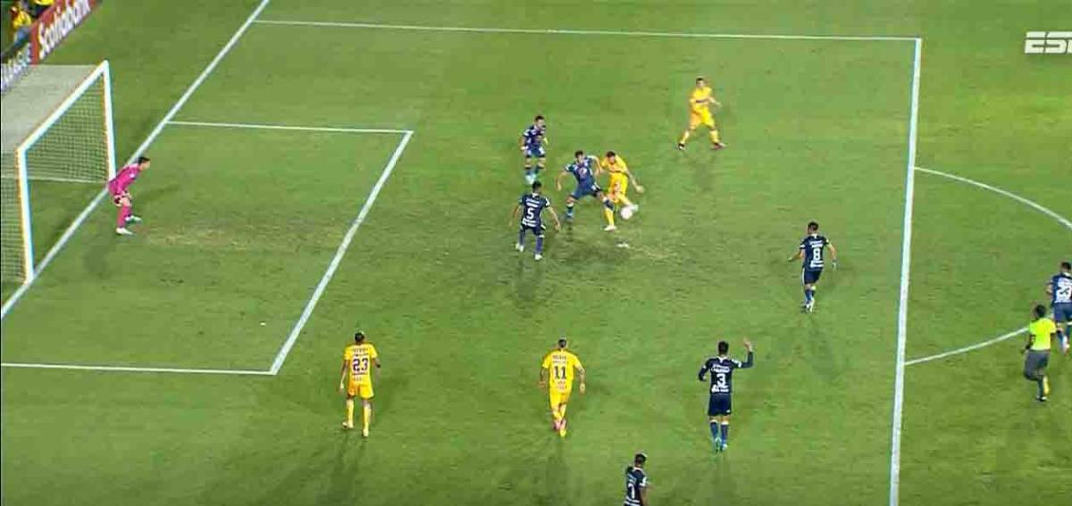 Luis Quiñones estaba en evidente fuera de juego.