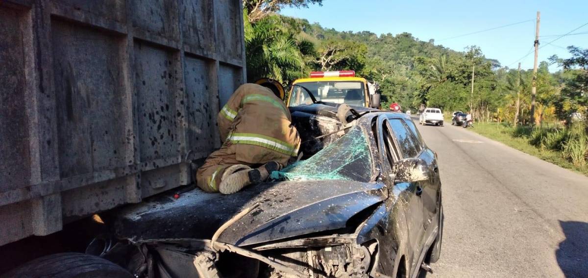 Tres mujeres y dos niños, víctimas de brutal accidente en Tela; conductor sobrevivió (FOTOS)