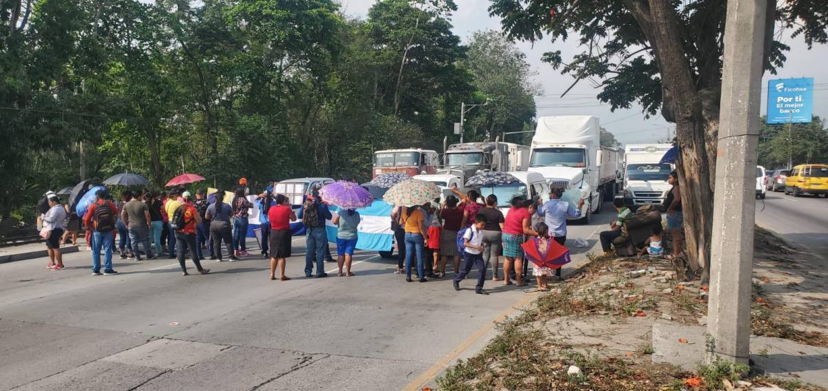 Maestros, desde horas tempranas de este miércoles, realizaron una protesta con toma de carretera, en el semáforo frente a la populosa colonia Fesitranh. 