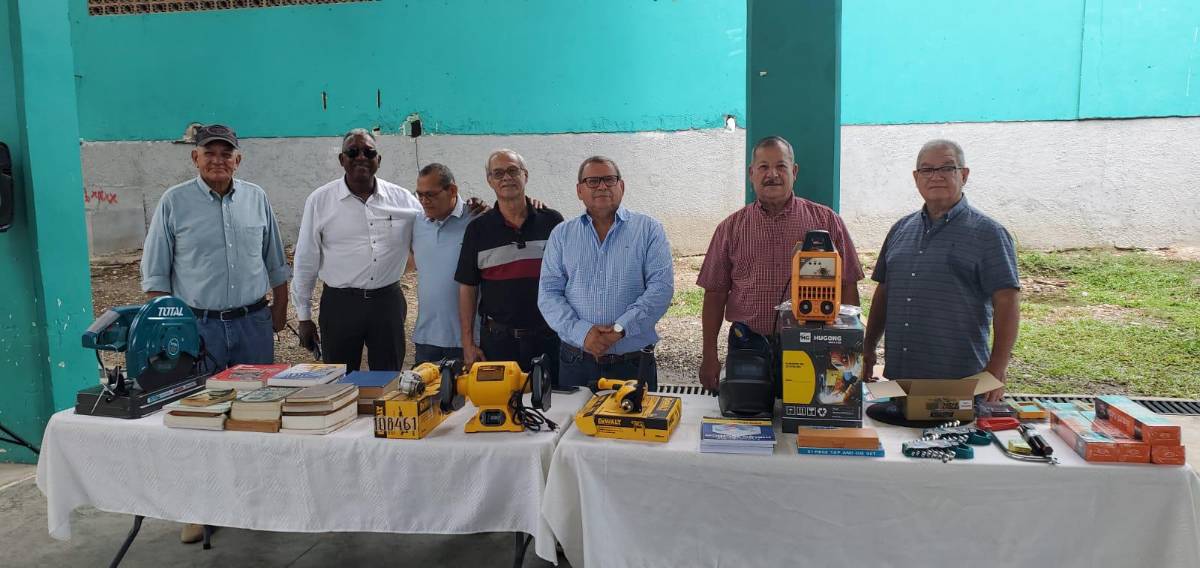 Generación de 1976 dona equipo al Técnico Alemán