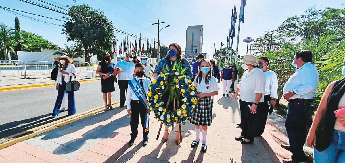 Con desfile cívico militar rinden tributo a la patria