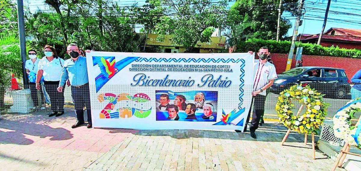 Con desfile cívico militar rinden tributo a la patria