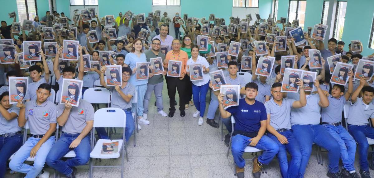 Alumnos del Honduras Corea aprenden con los fascículos de Mente Sana
