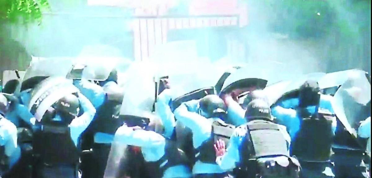 Policías utilizaron gas lacrimógeno para reprimir a los manifestantes de Libre.