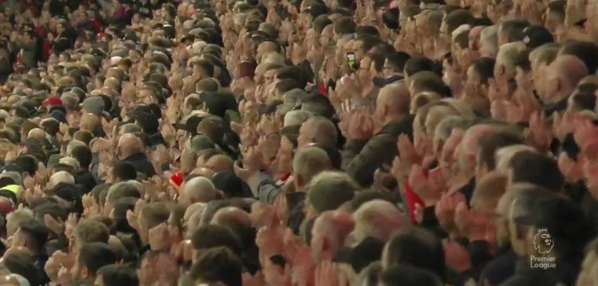 El himno ‘You’ll Nerver Walk Alone’ (Nunca caminarás solo) fue entonado por los seguidores del Liverpool en honor a Cristiano Ronaldo, quien perdió a uno de sus hijos.