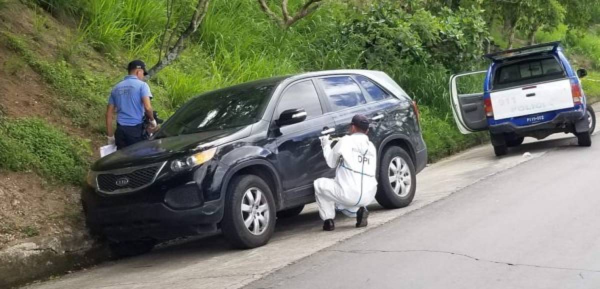 Momentos en que agentes de la DPI realizan la inspección a las perforaciones de bala.