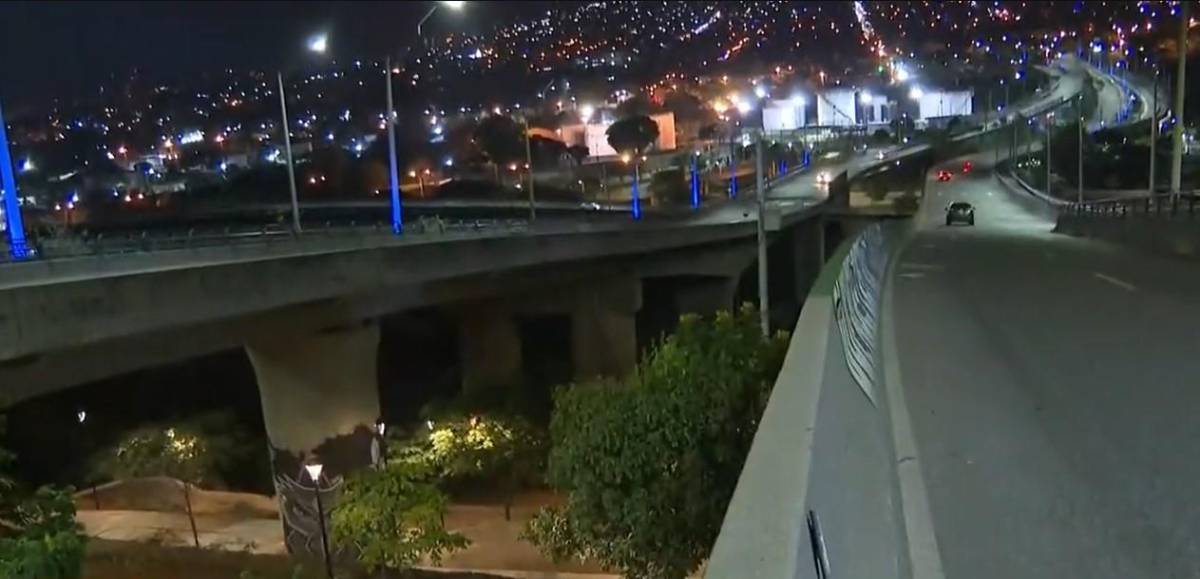Debajo de este puente en Colombia vive Sebastián Murillo.